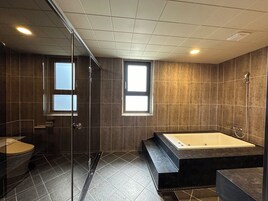 Chambre Double Deluxe, baignoire | Salle de bain | Articles de toilette gratuits, sèche-cheveux, chaussons