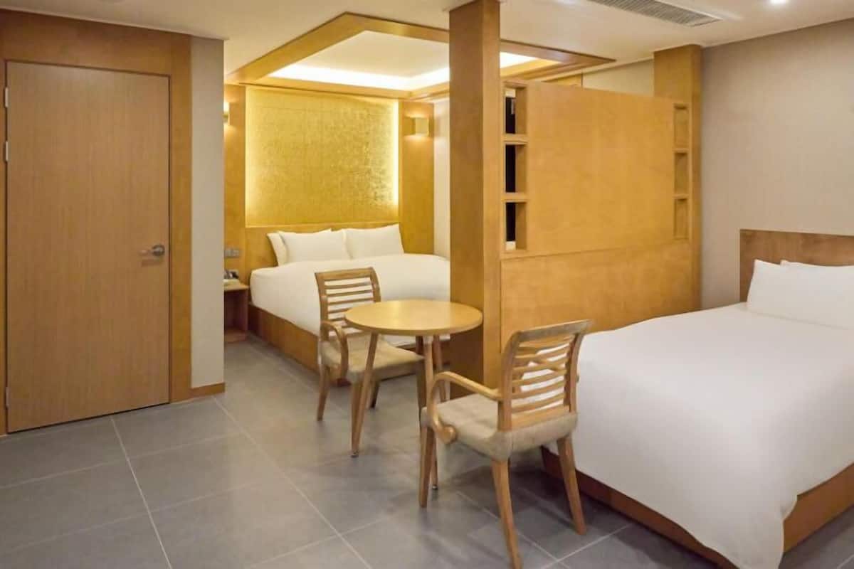 Signature Room | 2 bedrooms, in-room safe, free WiFi
