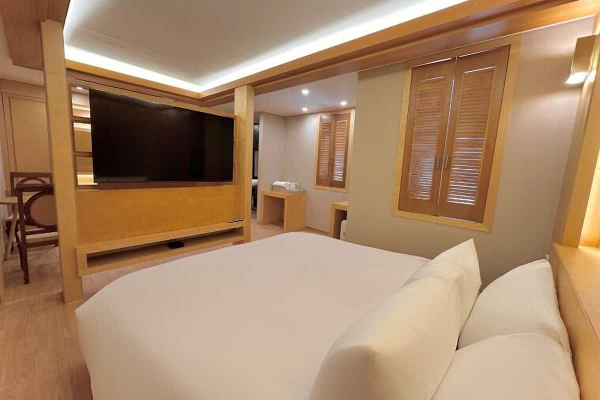 Deluxe Room | 2 bedrooms, in-room safe, free WiFi