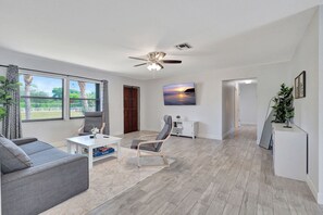 Smart TV - 4 BR Luxurious Equestrian Pool Home on 2 Acres (Wellington)