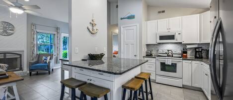 Køleskab, mikrobølgeovn, ovn, kogeplade