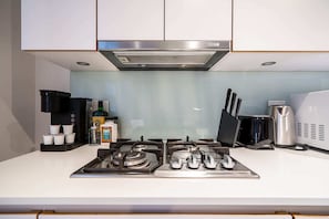 Fridge, microwave, oven, stovetop - Beautiful Unit in Downtown Vancouver (Vancouver)
