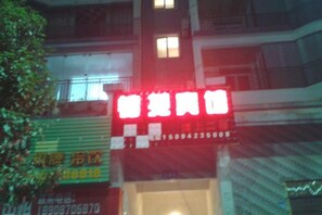 Unclassified image, 3 of 28, button - Jinyuan Hotel, Lijiang (Suijiang)