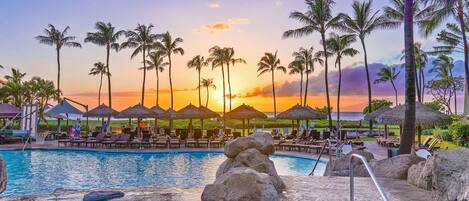 Een buitenzwembad en een verwarmd zwembad