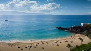 على الشاطئ، كراسي للتشمس، مناشف للشاطئ