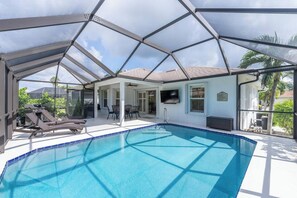 Utendørsbasseng og et oppvarmet basseng