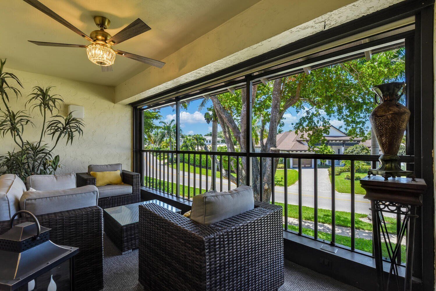 JACARANDA PLACE - Spacious Luxury Condo in Park Shore