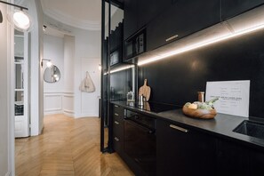 Kjøleskap, mikrobølgeovn, ovn og kokeplater