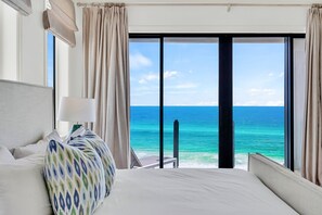 6 bedrooms, free WiFi, bed sheets - Villa Mareblu - Beachfront Home with Huge Deck & Beach Access (Destin)