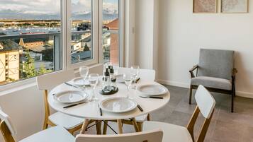 Apartemen (Urbano 3) | Makan di kamar
