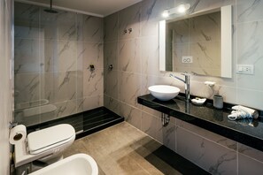 Apartment (Urbano 2) | Bathroom | Combined shower/tub, rainfall showerhead, free toiletries, hair dryer