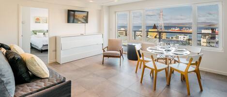 Apartment (Urbano 2) | Wohnbereich | 40-Zoll-LED-Fernseher mit Kabelempfang, Pay-TV, Arbeitsbereiche