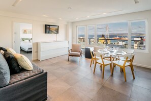 Leilighet (Urbano 2) | Oppholdsområde | En 40-tommers LED-TV med kabel-kanaler samt filmkjøp og kontorer