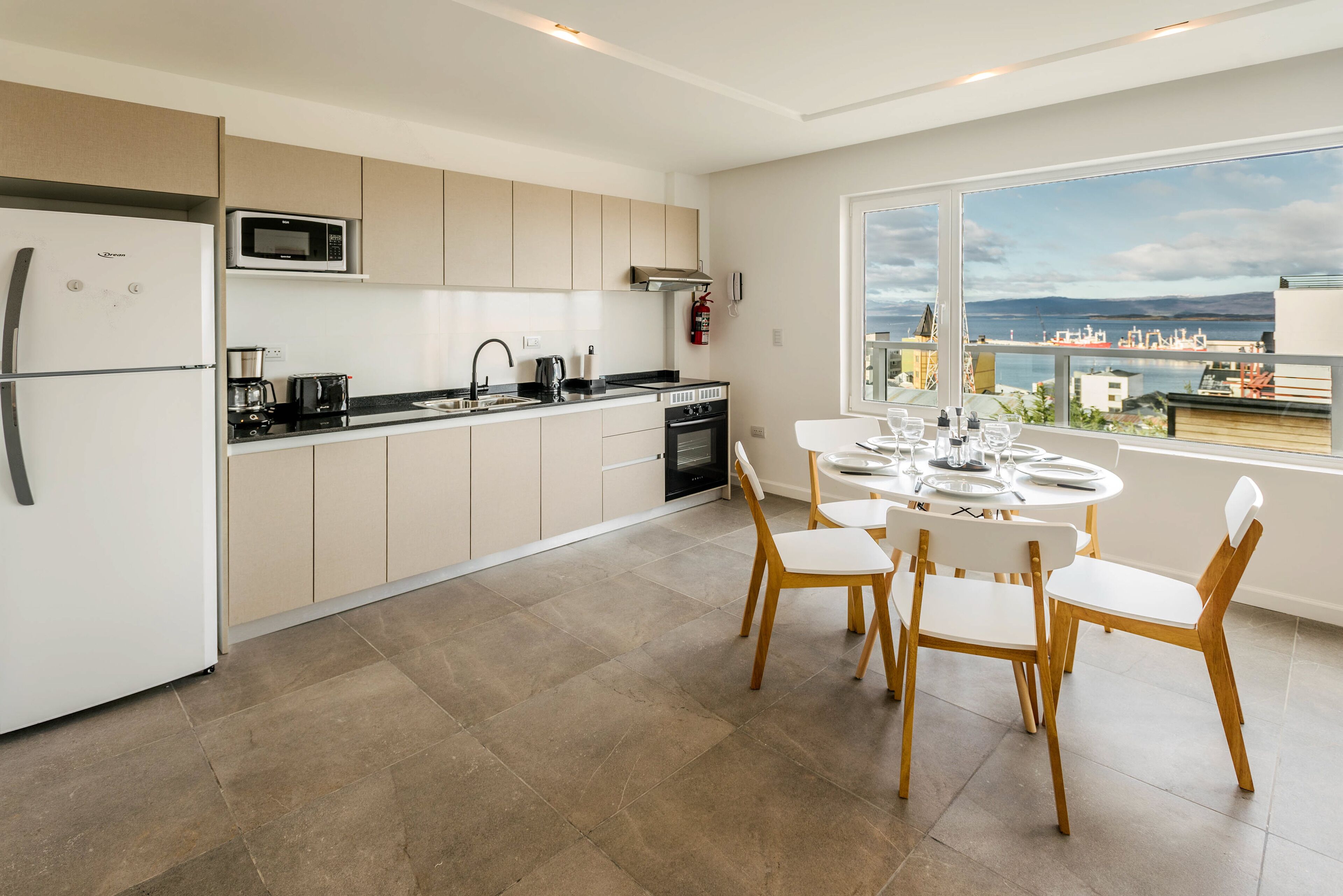 Apartamento (Urbano 3) | Cocina privada | Frigorífico, microondas, placa de cocina y cafetera o tetera