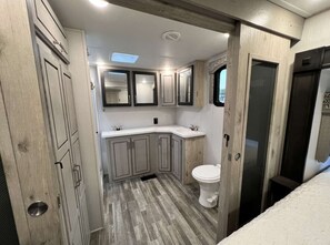 1 bedroom, WiFi, bed sheets - Organic Farm Retreat Minutes from Hudson/Lake Taghkanic. Family & Dog Friendly! (Elizaville)