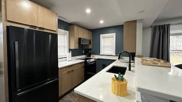 Geladeira, micro-ondas, fogão, cooktop