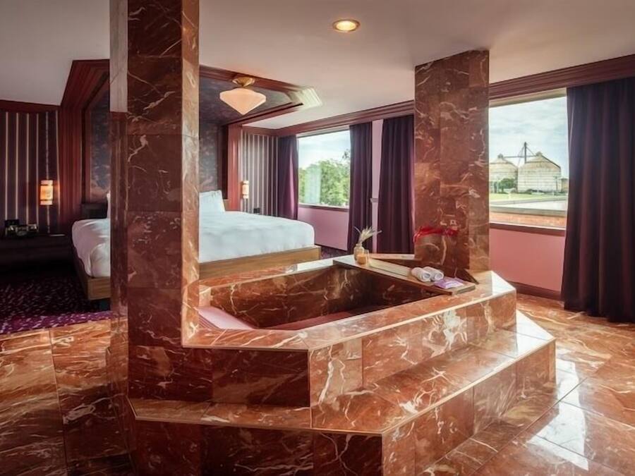 Suite, 1 King Bed, Bathtub, City View