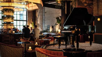 3 restaurants; breakfast, lunch, and dinner served
