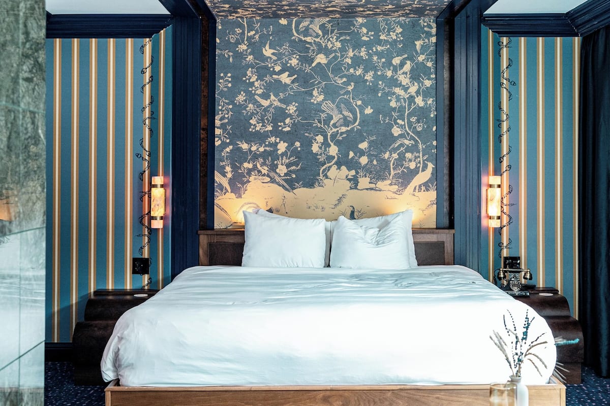 Basic Suite, 1 King Bed, Bathtub | 1 bedroom, Frette Italian sheets, premium bedding, pillow-top beds
