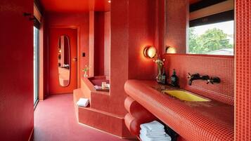 Habitación, 1 cama King size, tina | Baño | Tina y regadera independientes, tina profunda, regadera tipo lluvia