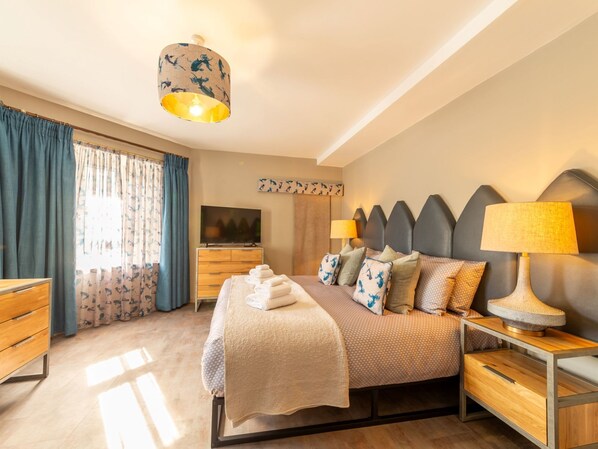 4 bedrooms, desk, Internet