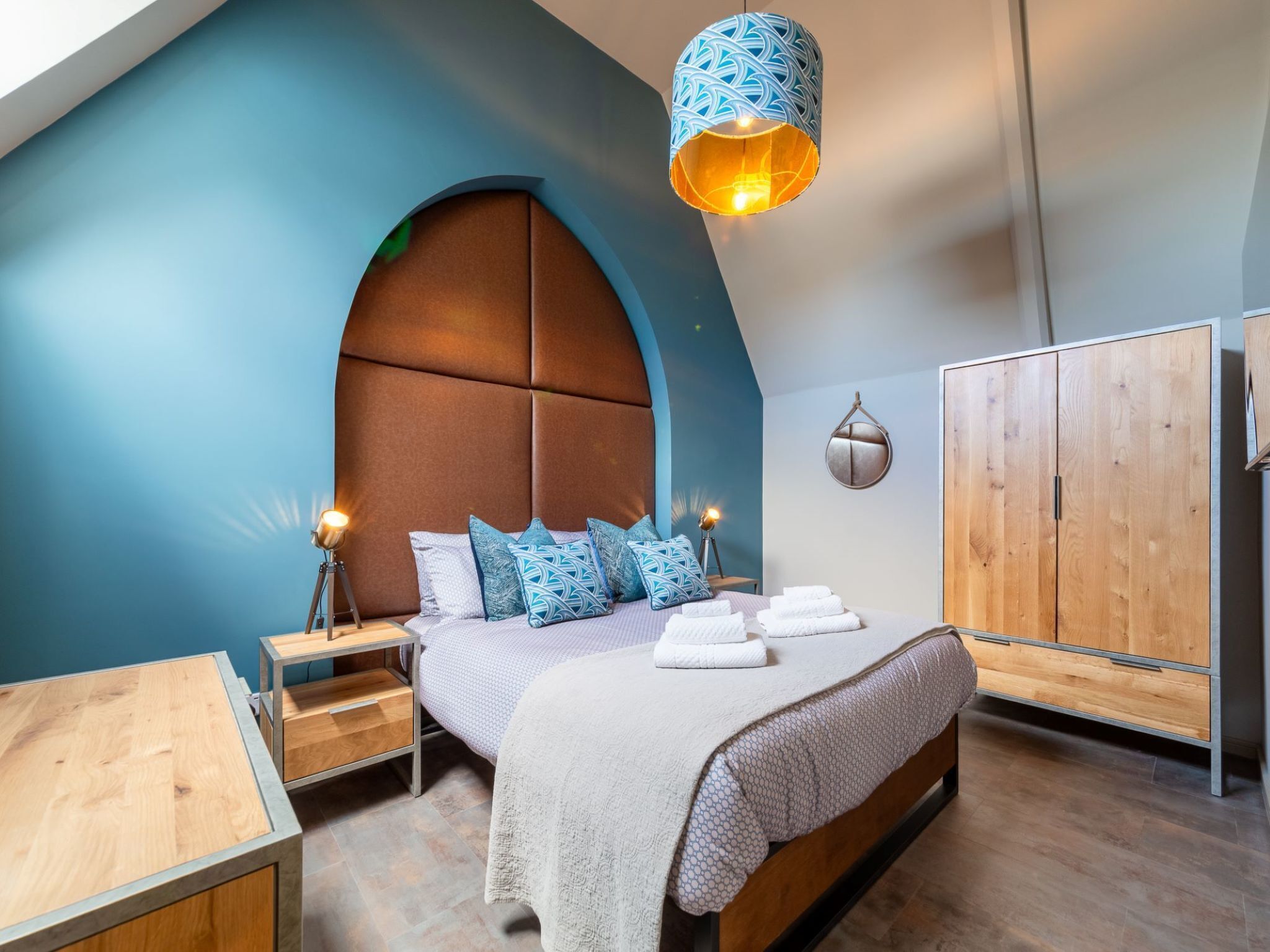 4 bedrooms, desk, internet