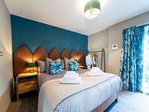 4 bedrooms, desk, Internet