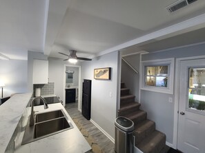 Réfrigérateur, four à micro-ondes, un four, surface de cuisson