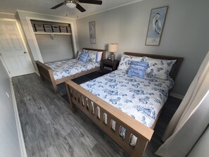 2 bedrooms, free WiFi, bed sheets - Cozy boathouse located at the Cedar Point entrance!  (Sandusky)