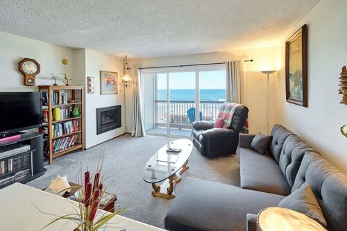 Oceanview Condo Near Casino. Pet Friendly.