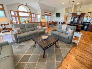 电视、壁炉、电子游戏、DVD 播放器