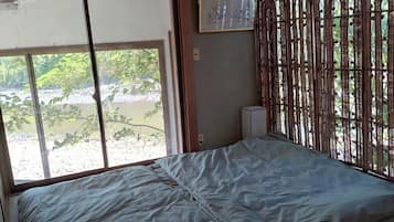 3 habitaciones, escritorio y ropa de cama