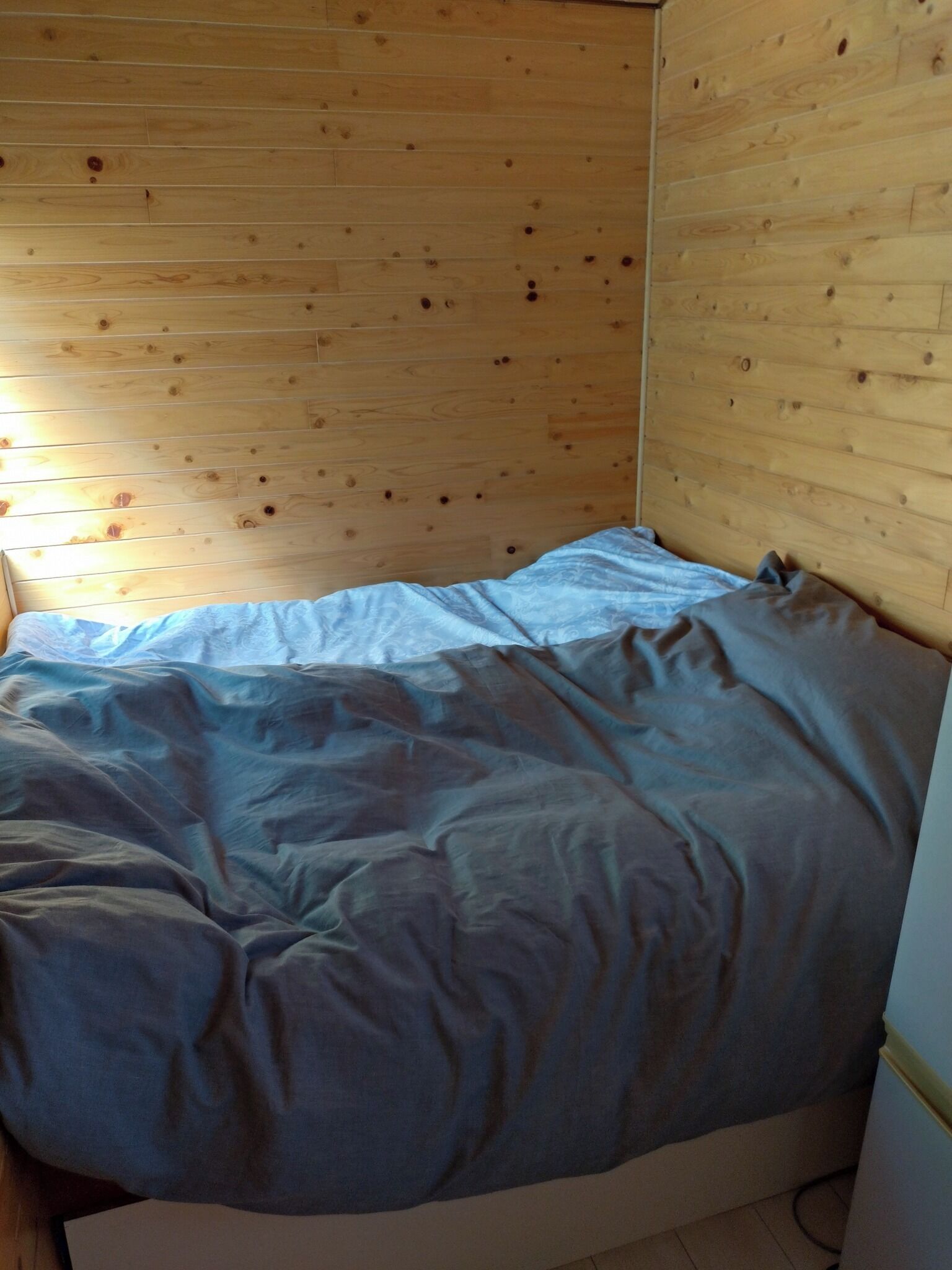 3 bedrooms, desk, bed sheets
