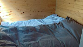 3 bedrooms, desk, bed sheets