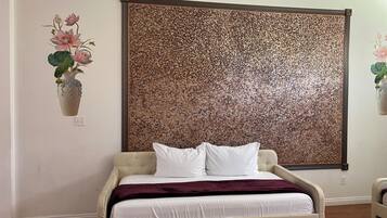 5 bedrooms, WiFi, bed sheets