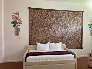 5 bedrooms, WiFi, bed sheets