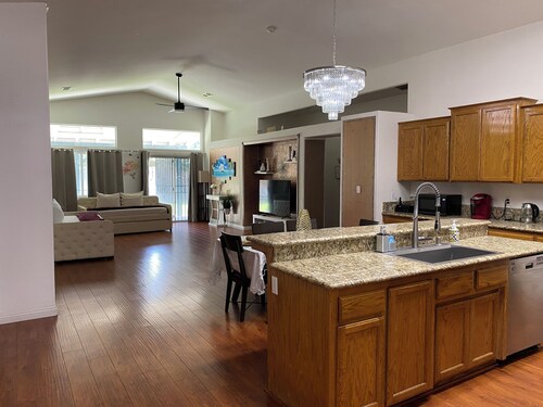 Charming Home. 5 bedrooms .2 restrooms .2 Living rooms with 10 beds for 16 guest