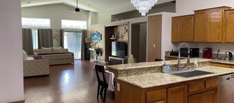 Charming Home. 5 bedrooms .2 restrooms .2 Living rooms with 10 beds for 16 guest