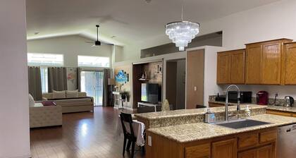 Charming Home. 5 bedrooms .2 restrooms .2 Living rooms with 10 beds for 16 guest