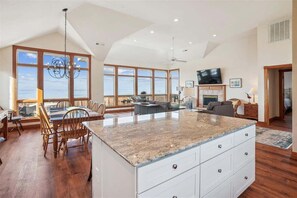 Interior - Somerset - 5 Bed, 3.2 Bath dog friendly soundfront home with hot tub (Corolla)