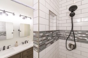 Dusche, Haartrockner, Handtücher, Seife