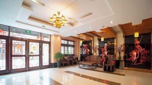 A spacious lobby with a polished floor, traditional wooden furniture, and a modern chandelier. - Sanming Zunhe Inn (Shaxian Snack Culture City) (Sanming)