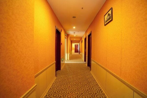 A hotel hallway with patterned carpet and doors on both sides. - Sanming Zunhe Inn (Shaxian Snack Culture City) (Sanming)