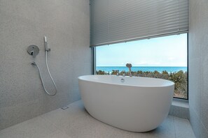 Family Bath | Bathroom | Designer toiletries, hair dryer, slippers, electronic bidet - Calmingstay (Yangyang)