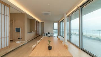 Suite presidencial | รrea de sala de estar | Smart TV de 68 cm con canales digitales, Netflix y pelรญculas con cargo
