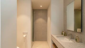 Junior Suite | Bathroom | Designer toiletries, hair dryer, slippers, electronic bidet
