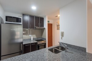 Frigobar, microondas, horno, placa de cocina