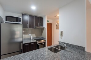 Apartament, 1 dormitori, balcó, vistes a la muntanya (Amundsen 2) | Cuina privada | Frigorífic petit, microones, forn i placa de cuina