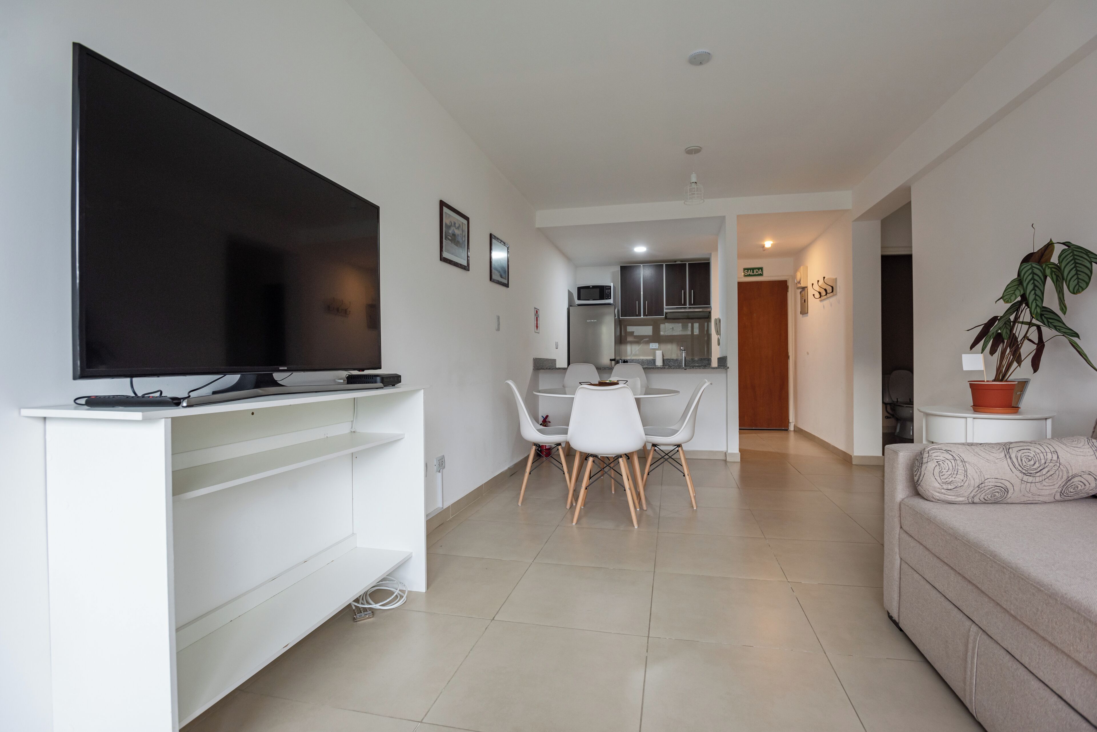 Appartement, 1 chambre, balcon, vue montagne (Amundsen 2) | Coin séjour | Télévision LED de 40 pouces avec chaînes par câble, films à la carte