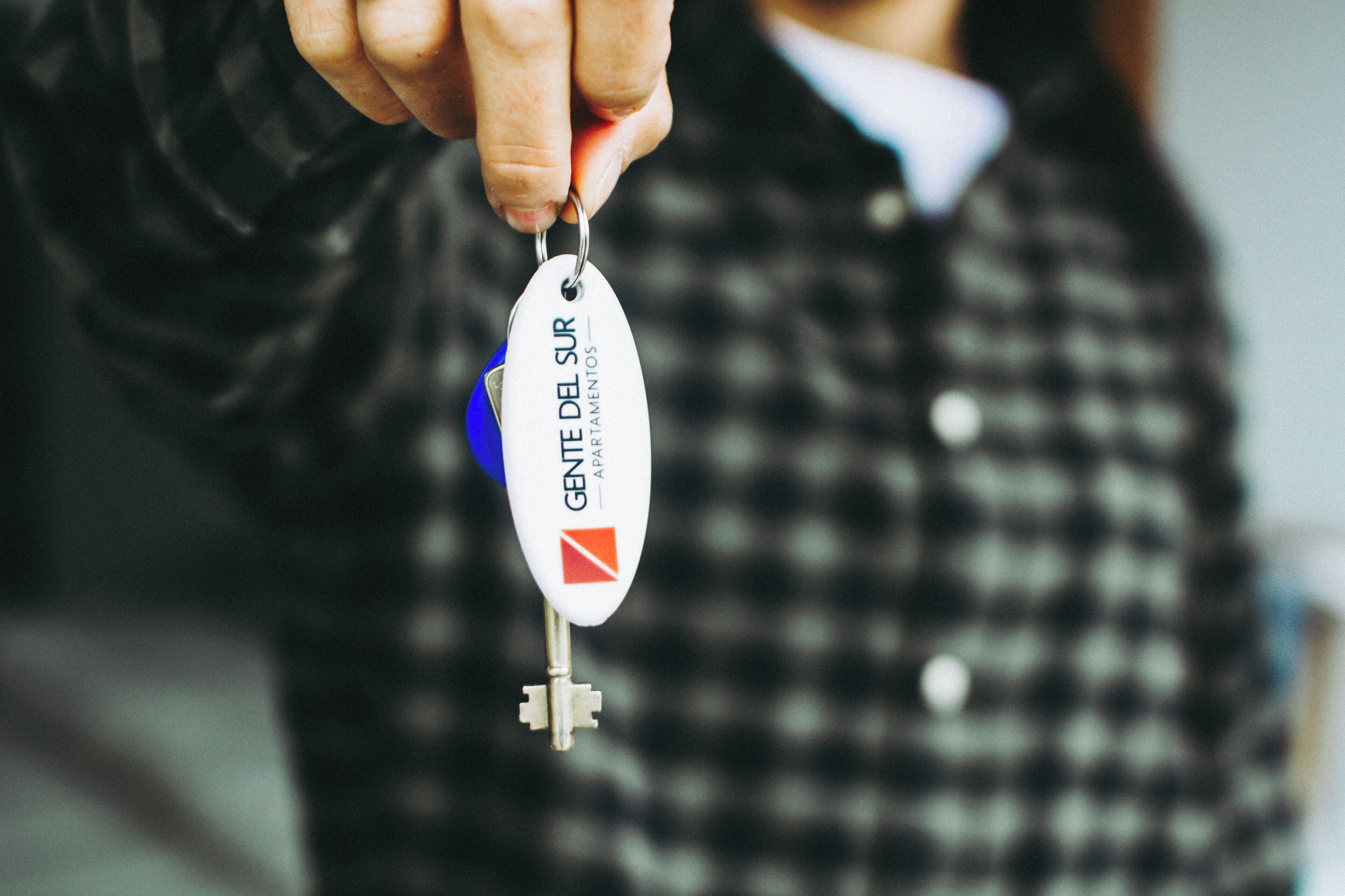 A keychain with a tag labeled "CENTRE DEL SUR APARTAMENTS".